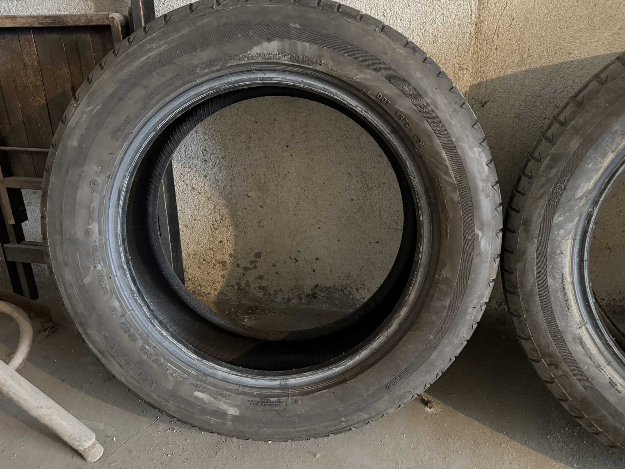 Две гуми Bridgestone Alenza 001 235/55R18 V100