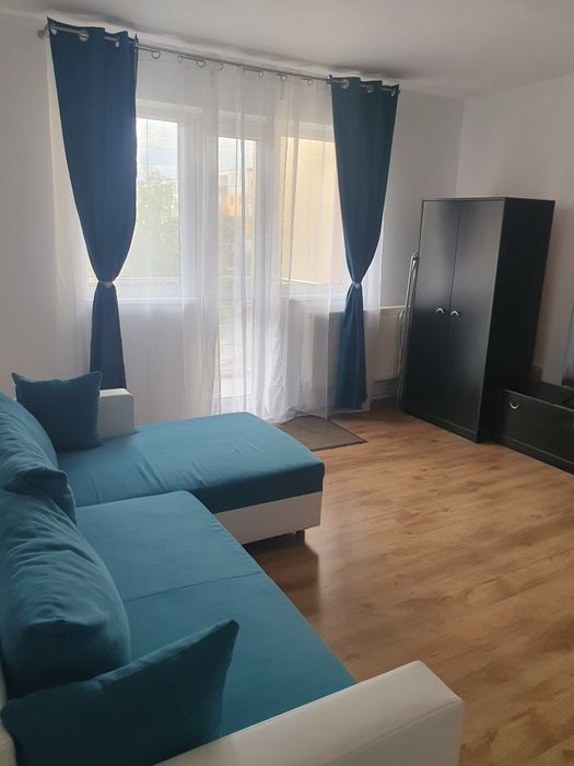 Închiriez apartament patru camere