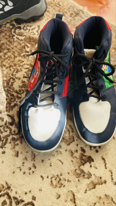 Продавам детцки  обувки