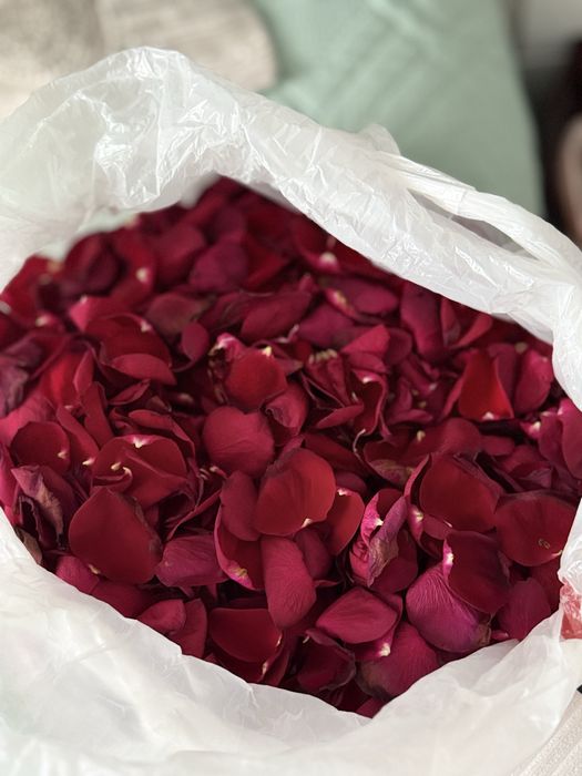 Продам красные лепестки роз