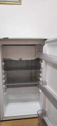 Холодильник с морозильной камерой.