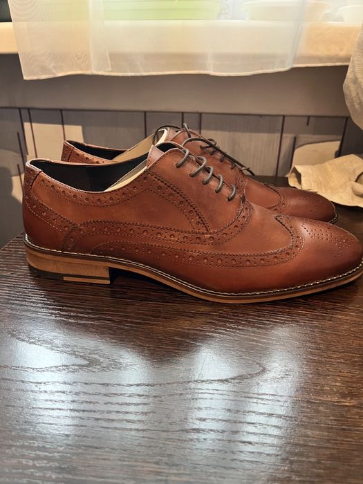 Продам новые туфли броги