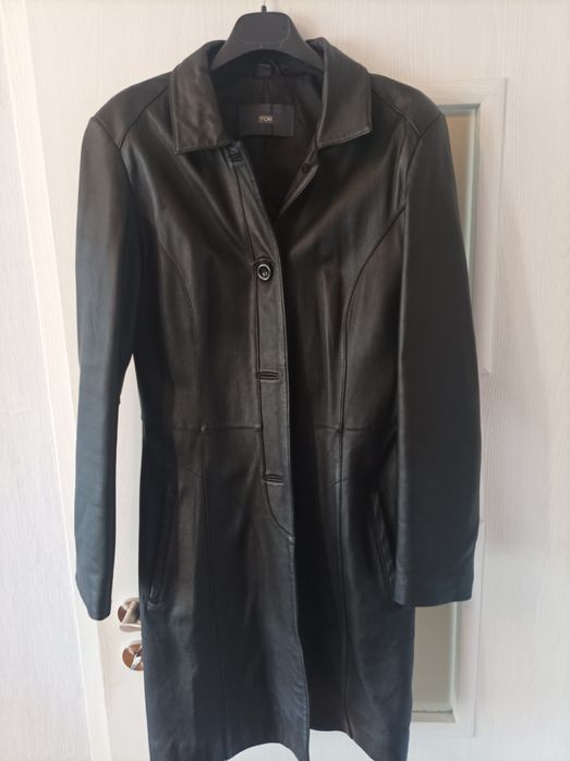 Късо дамско кожено манто.