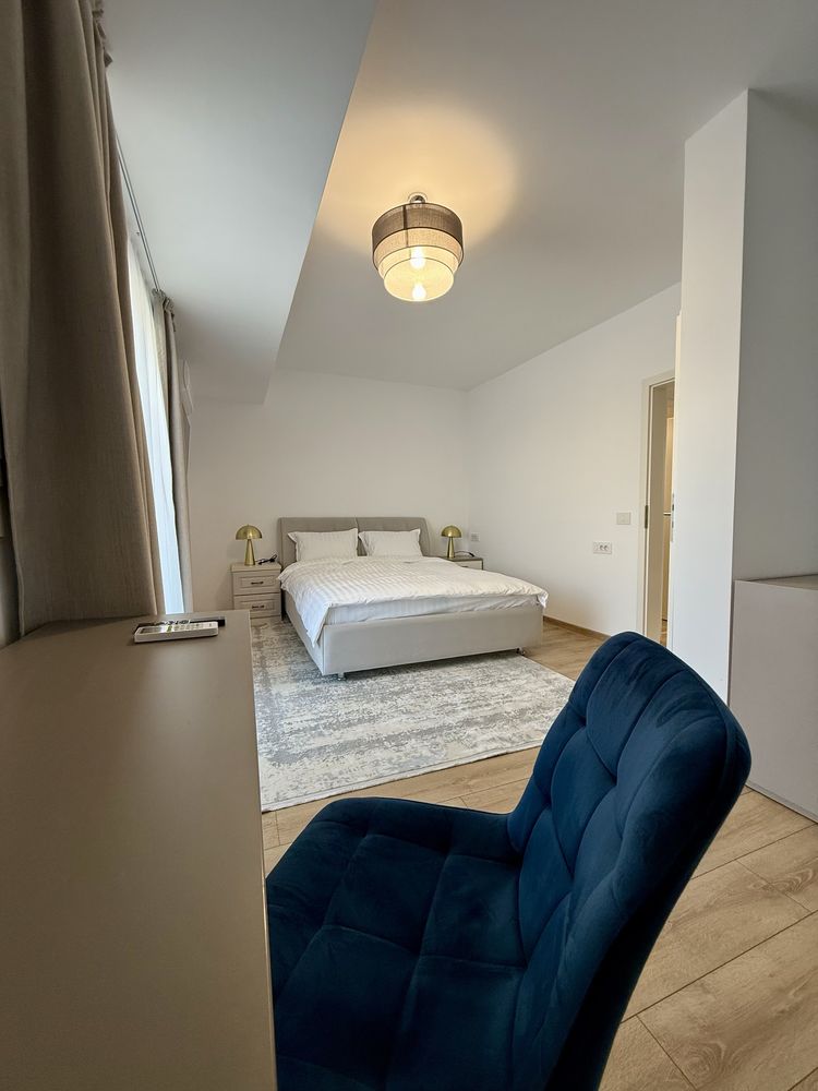 Proprietar, închiriez apartament 3 camere, zona Tractoru