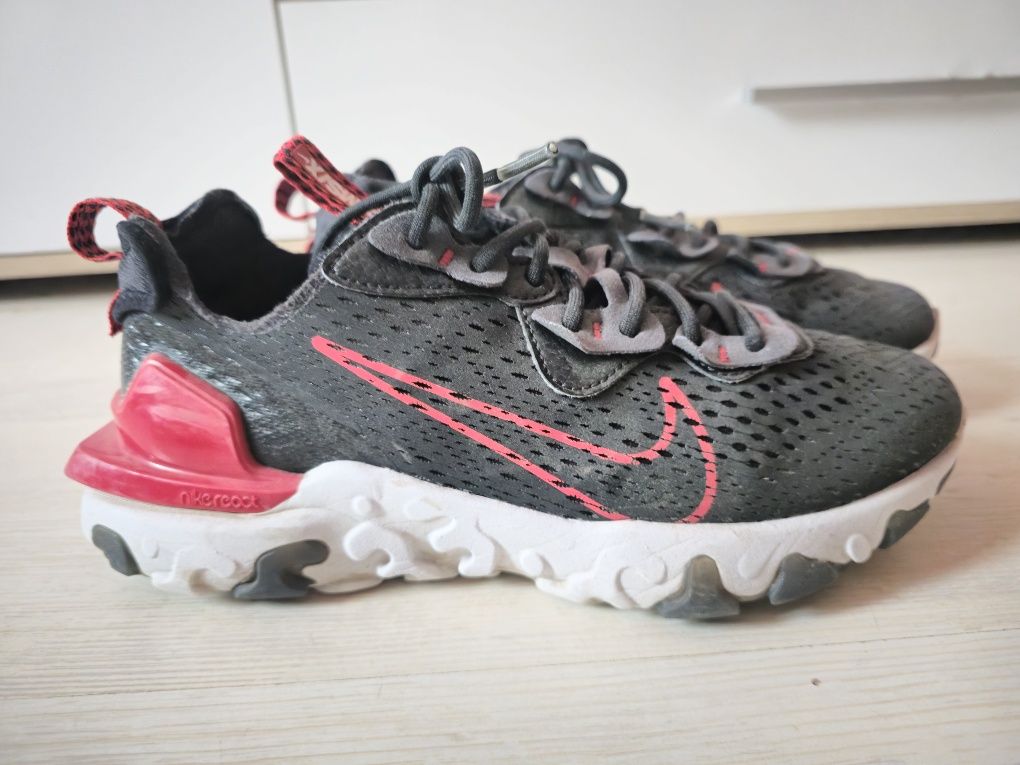 Страхотни Nike маратонки