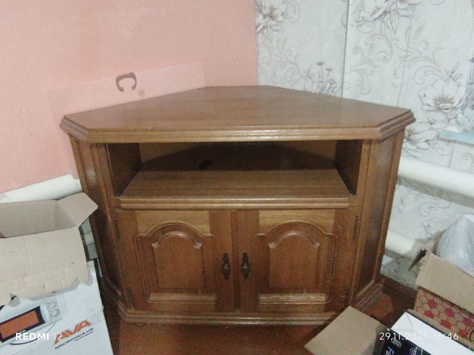 Тумба под телевизор б/у . В хорошем состоянии 15000 тыс.
