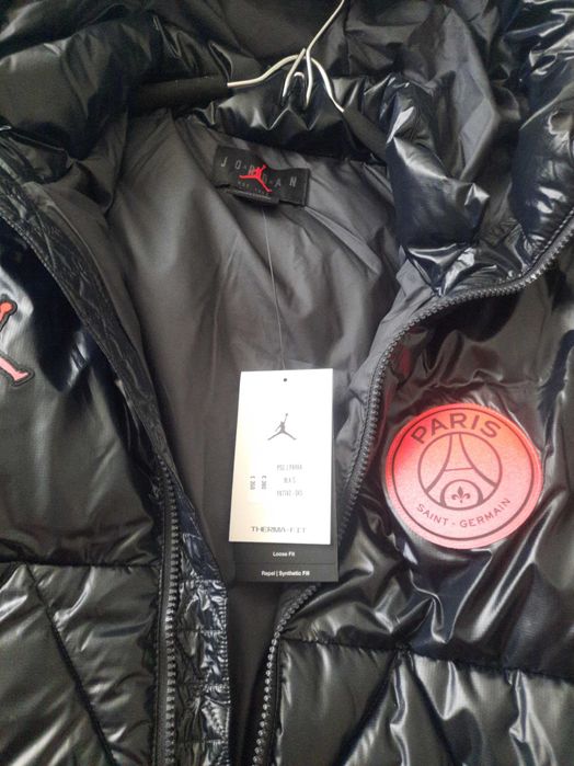 Vand Geaca Jordan Marimea M si merge si ca Xl pret 1600 ron nouă