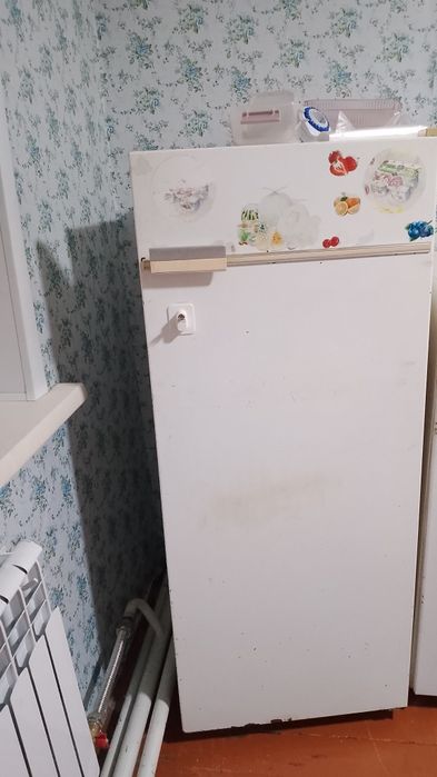Б/у холодильник. Сломанный - работает не отключаясь.
