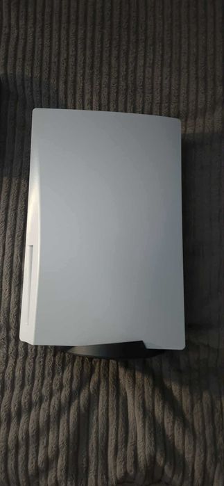 PS5 Standard Edition + 2 контролера + 4 топ игри (перфектно състояние)