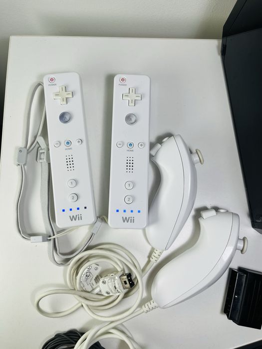 Consola Nintendo Wii + 2 controllere, 2 nunchuck si 60 de jocuri