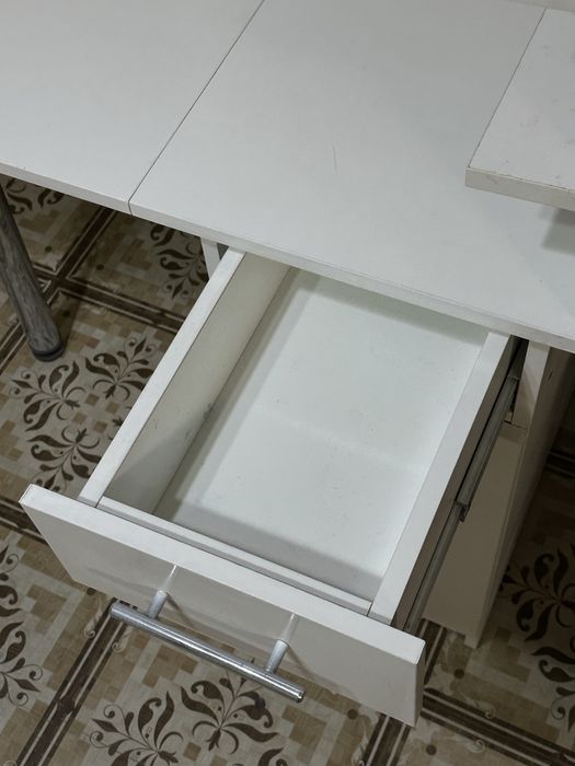 Маникюрный стол