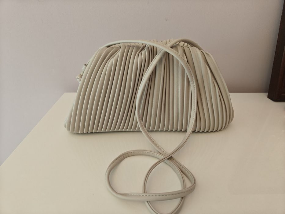 Кожена дамска чанта цвят крем