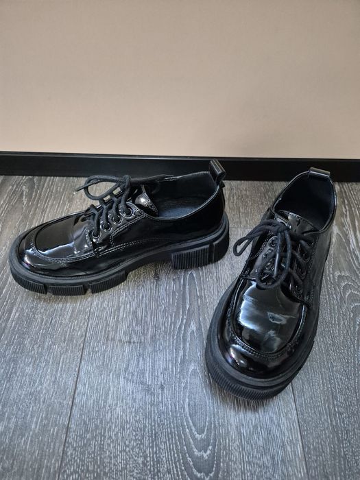 Vând pantofi fetite