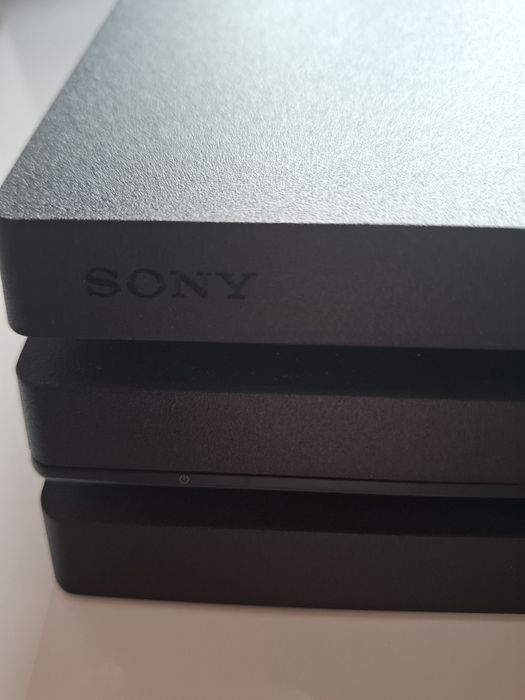 PS4 Pro + controller + cablu alimentare – funcționează perfect