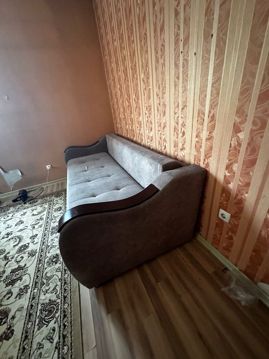 Срочно продаю диван в отличном состояние