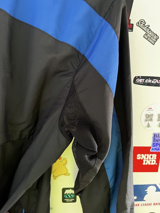 Jachetă Adidas Windbreaker – protecție și stil sport
