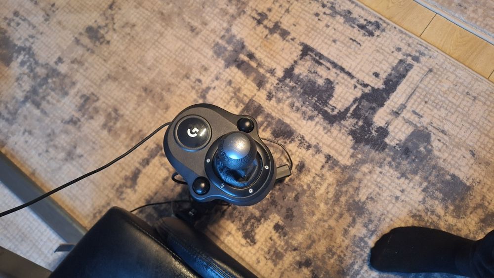 VAND URGENT !Volan Logitech g920 cu schimbator și  cu scaun Playseat d