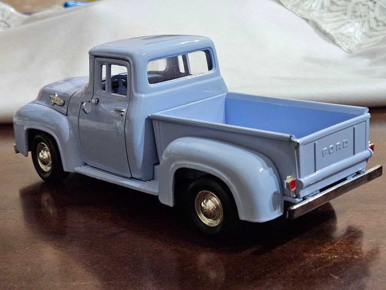 Коллекционная модель FORD PICKUP. Масштаб 1:24