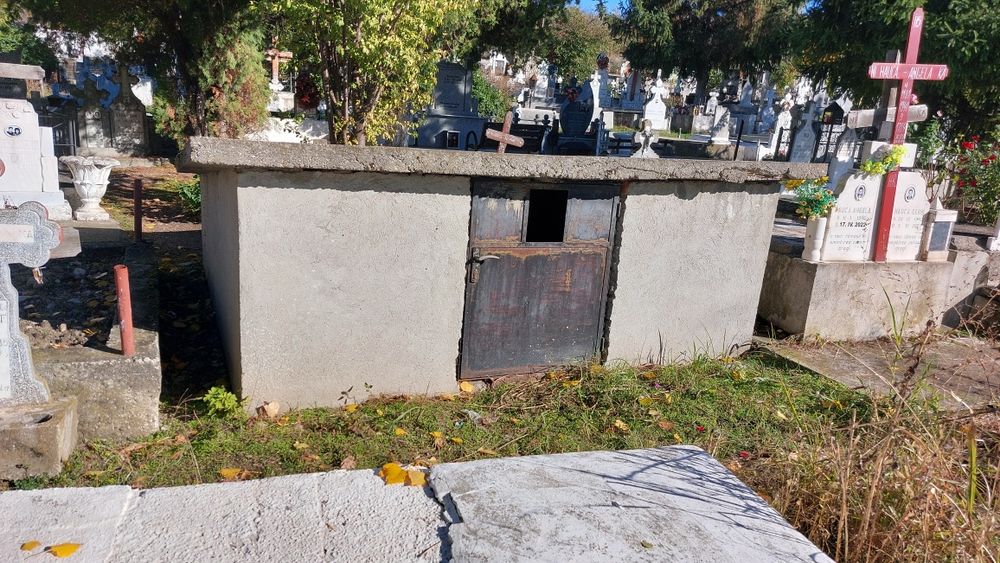 Loc de veci/cavou 5 locuri, in cimitirul Strehareț