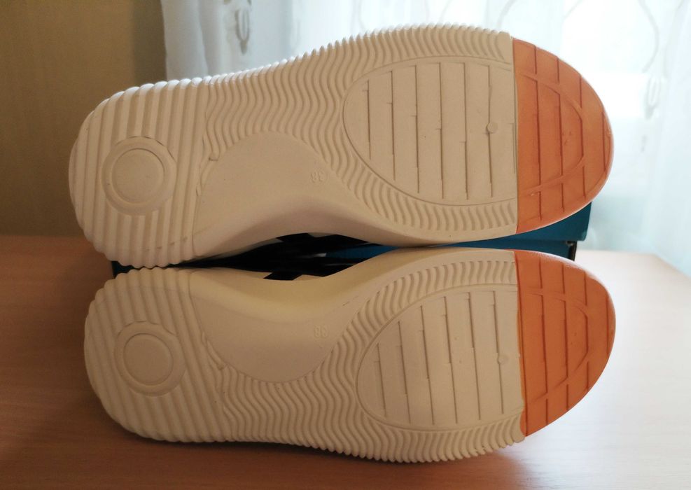 Sneakersi cu talpa ortopedica Vogany, marime 38, noi