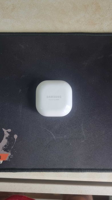 Оригинальный зарядный кейс для Samsung Buds Live в новом состоянии