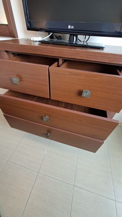 Спалня- комплек нощни шкафове, гардероб с 3  врати, скрин-Тв,огледало!