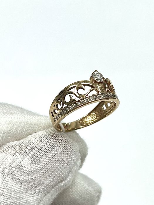 Золотое кольцо 585 пробы с фианитами