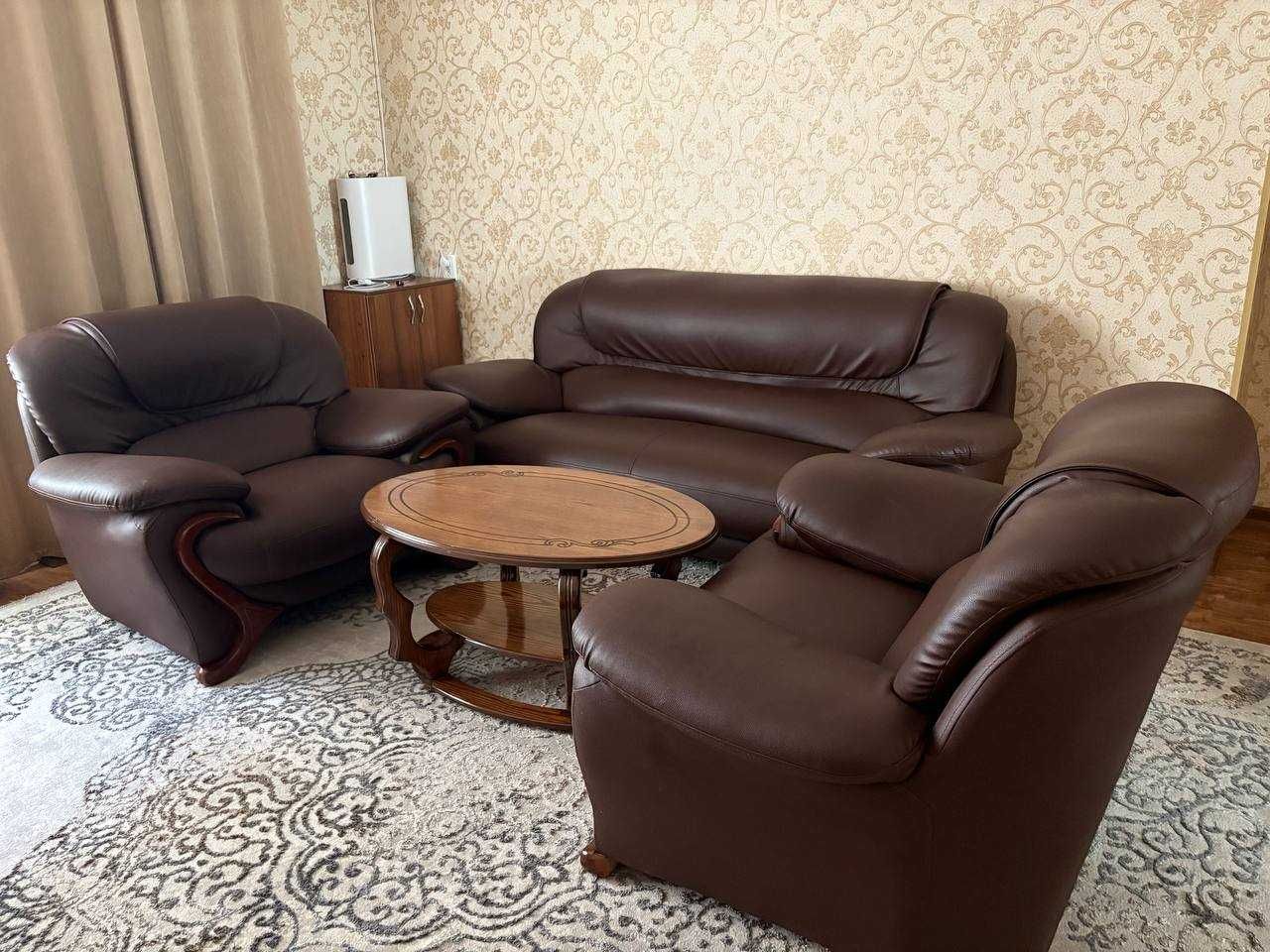 Продам диван и 2 кресла из эко кожи + журналный столик