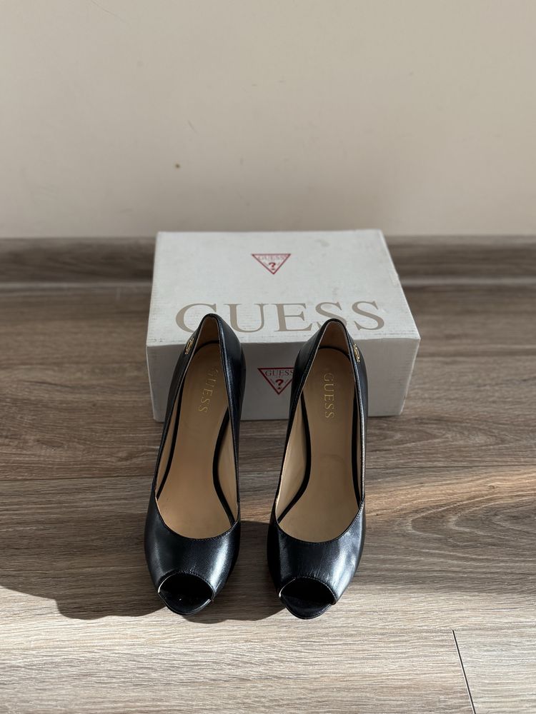 Сандали на ток Guess