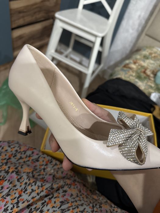 Туфли нарядные бежевый новые почти