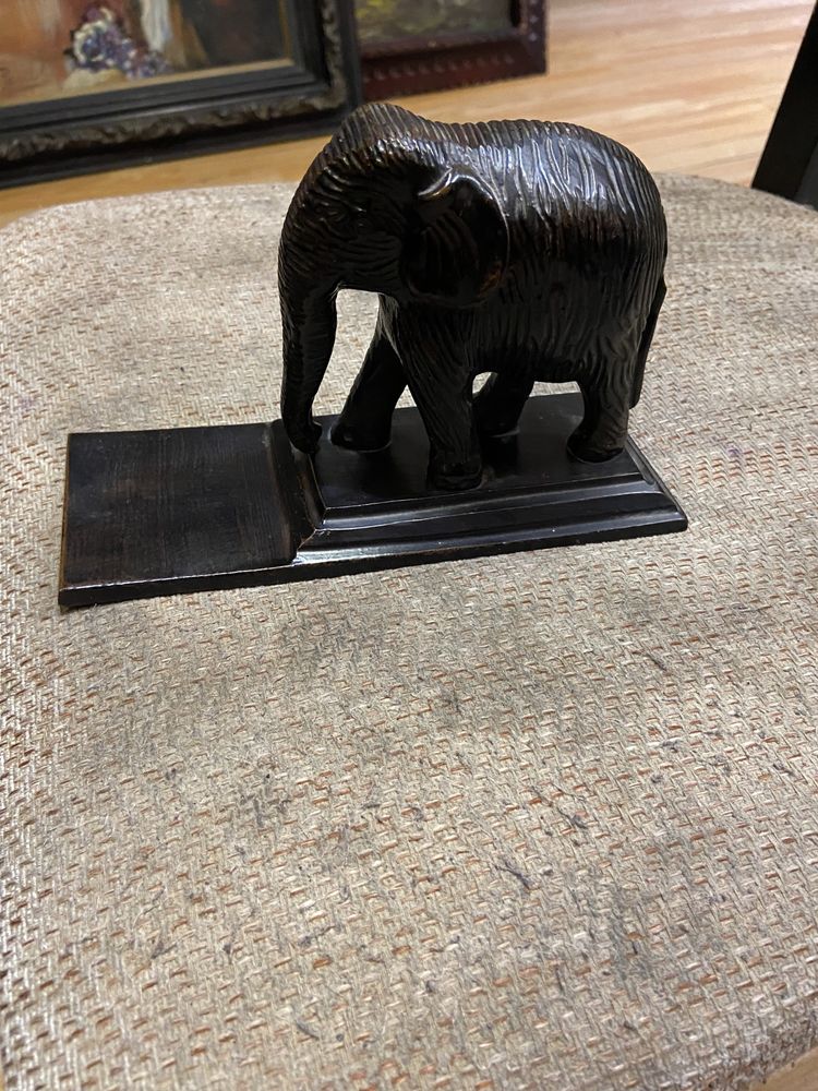 стара масивна метална статуетка слон