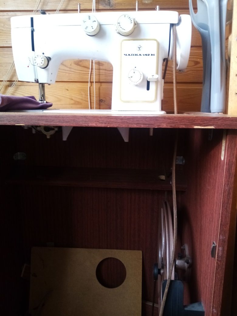 Продам швейную машинку "Чайка"142-2м