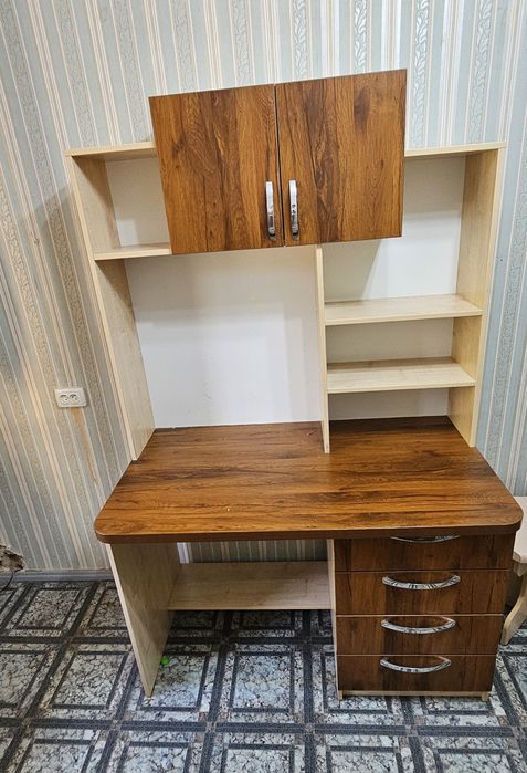 Продаётся письменный стол