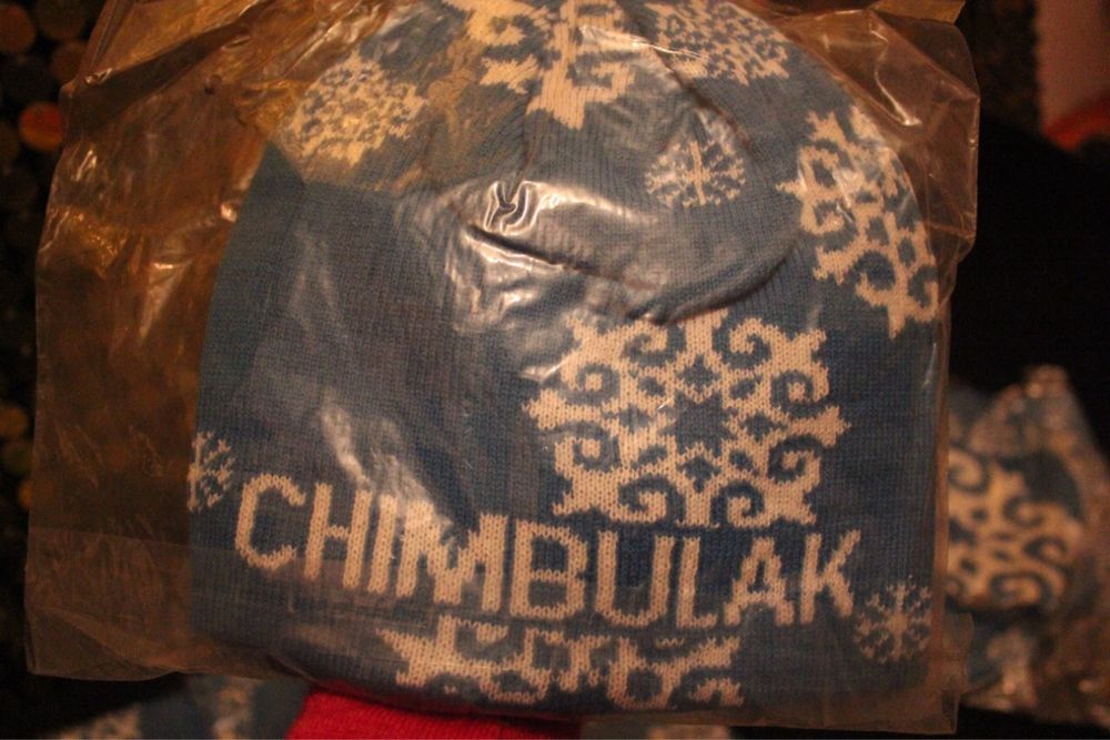 Продам комплект шапка + шарф с надписью Чимбулак