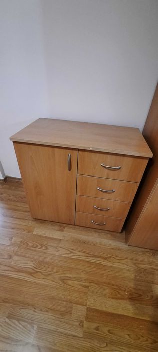 Скрин с 4 чекмеджета и едно крило