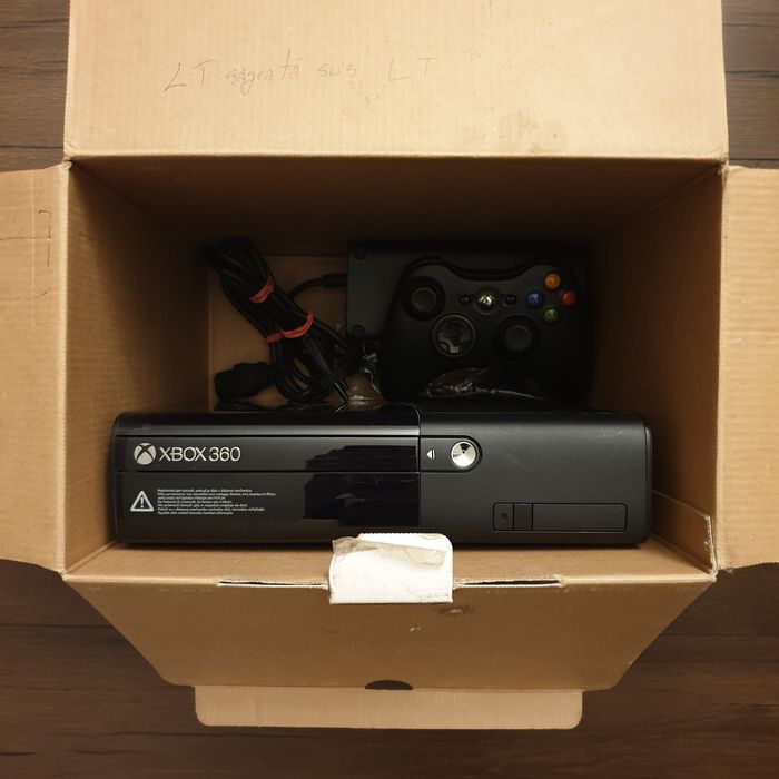 Xbox 360 E 250Gb complet la cutie