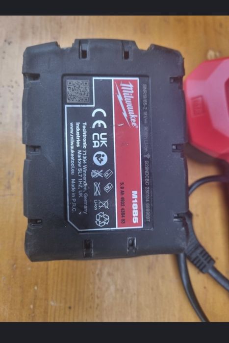 Incarcator rapid milwaukee  , baterie 5 amperi aproape noi