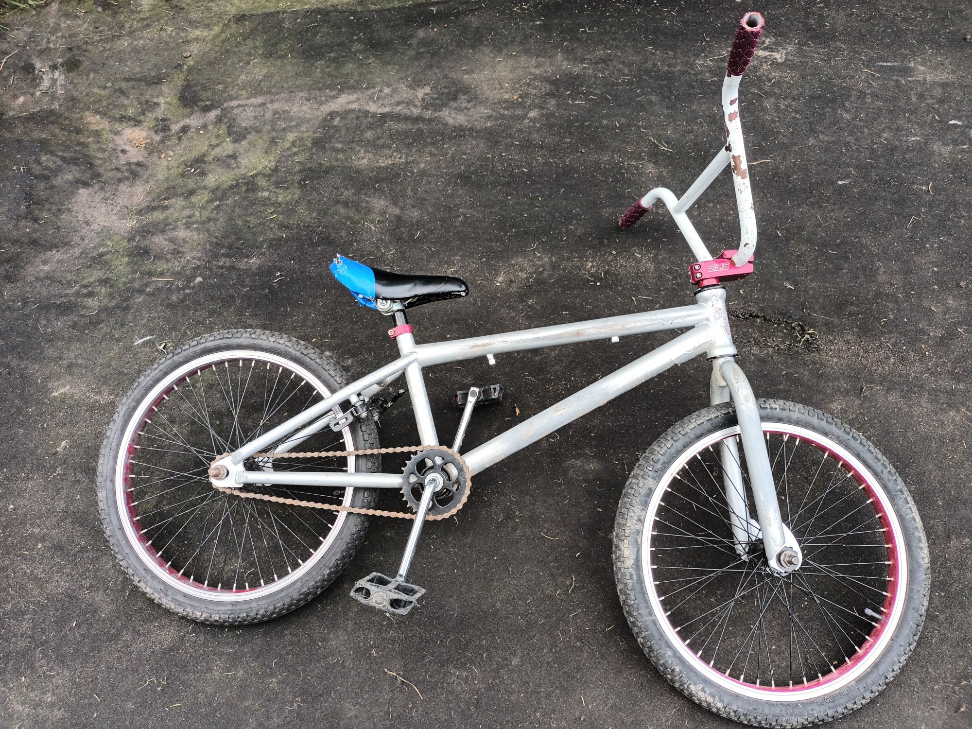 Vând bicicletă BMX