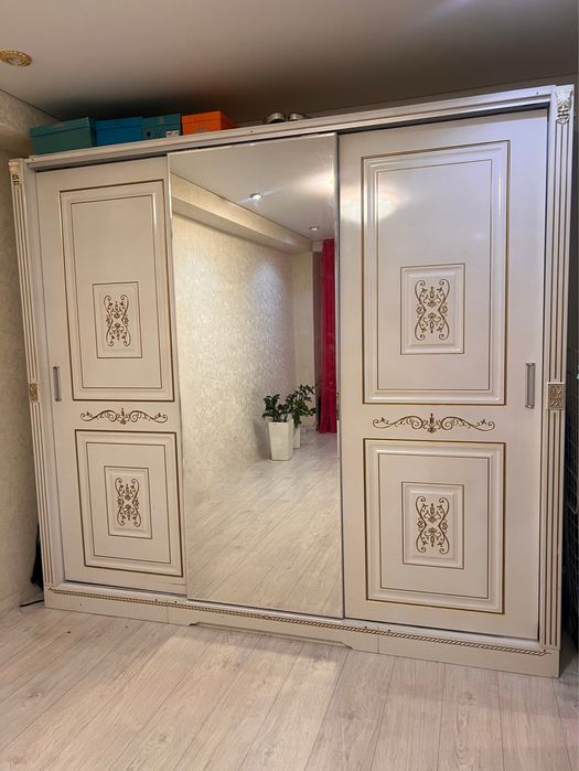 Подаеться шкаф(шифоньер)