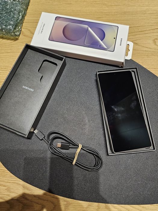 Продавям Samsung Galaxy S25 Ultra с гаранция