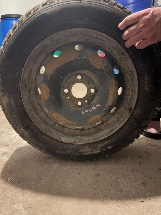 Vând 2 cauciucuri Logan