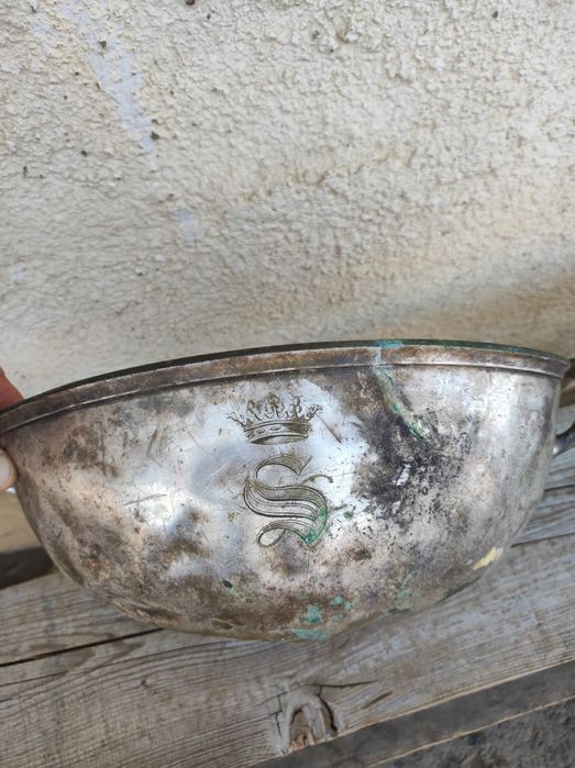 Vas de alamă placat cu argint coroana regelui ,,S,,