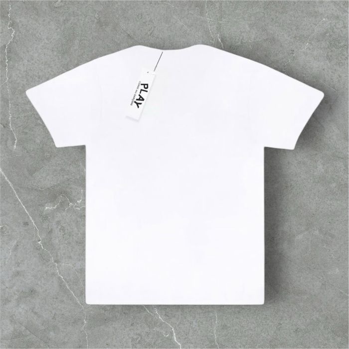 Тениска на марката comme des garçons