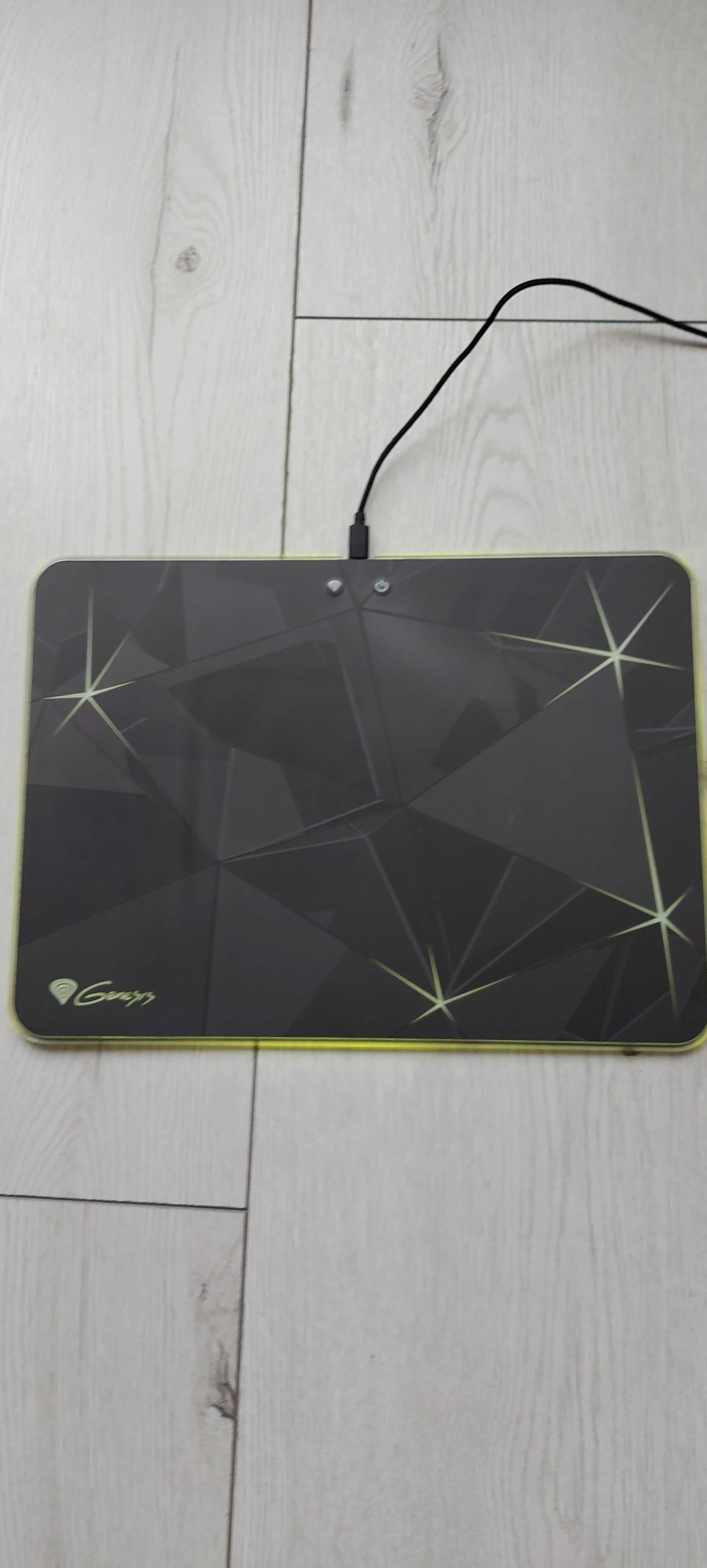 Продавам светещ mousepad GENESIS