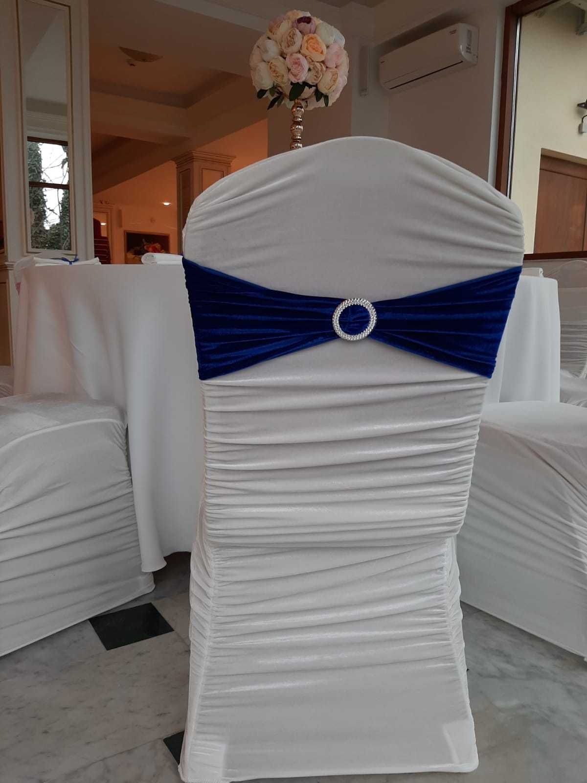 Vand  decoratiuni evenimente (fete masa ,huse scaune, funde, servete)