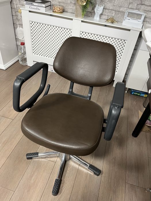 Scaun profesional frizerie/barber, solid și reglabil – 150€