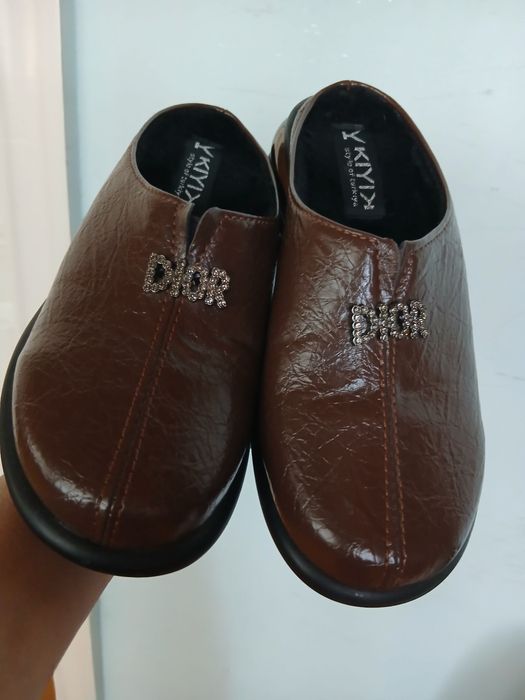 Dior oyoq kiyim sotiladi