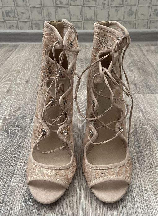 Бежевые босоножки