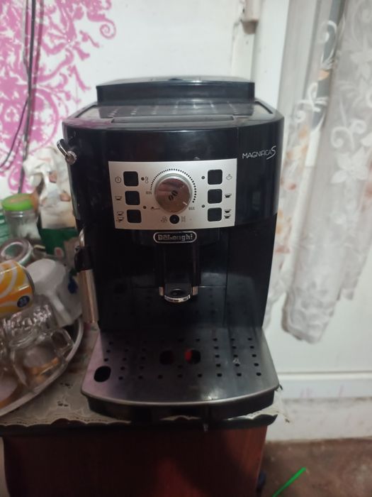 Expresor de cafea delonghi magnifica s