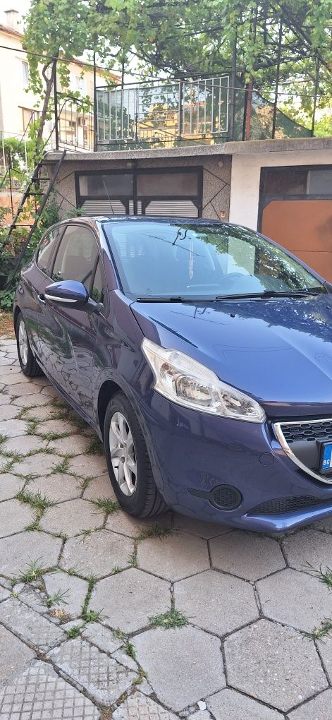 Продавам Peugeot 208